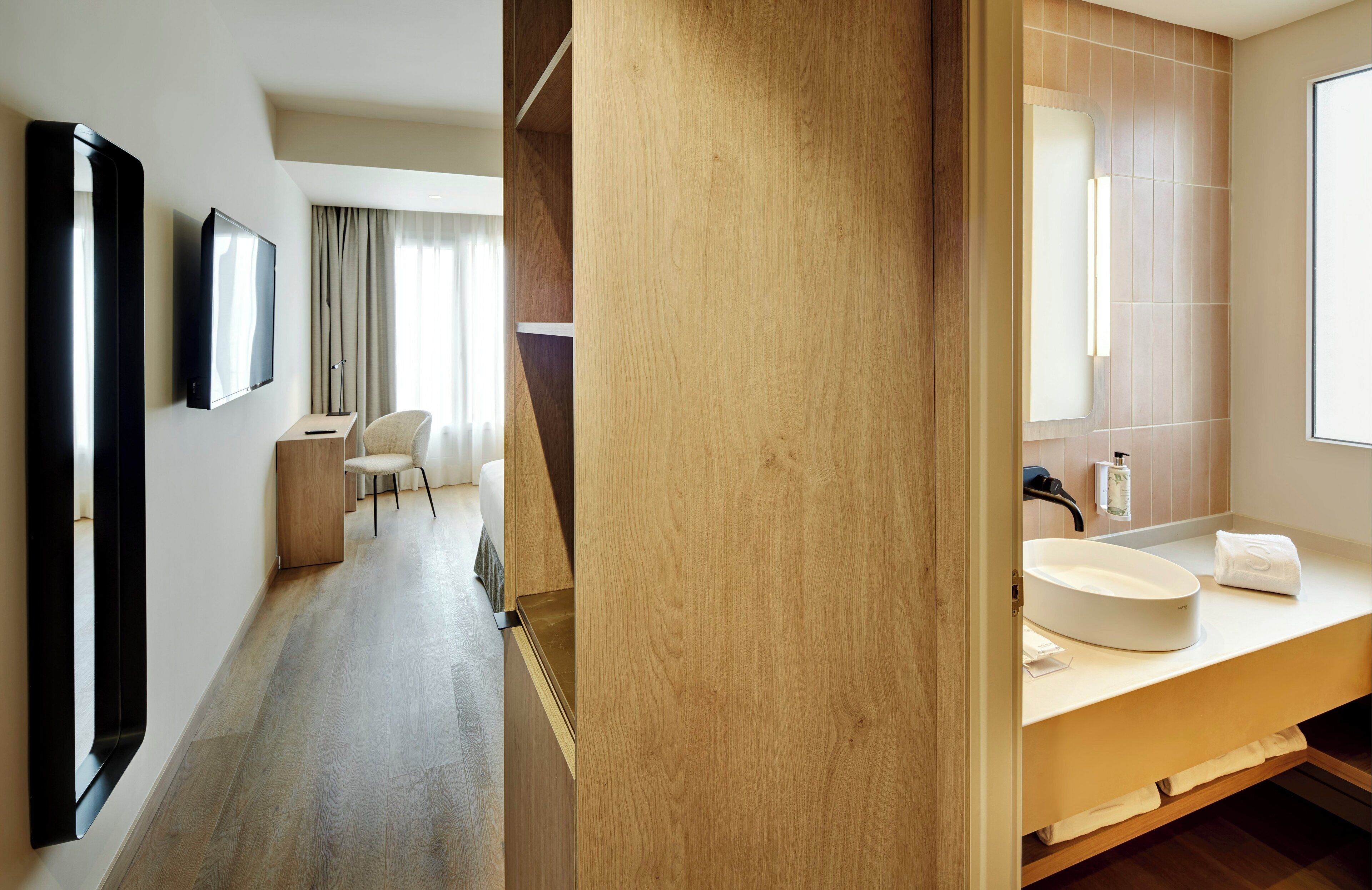 Superior tweepersoonskamer | Luxe beddengoed, een minibar, een kluis op de kamer, een bureau