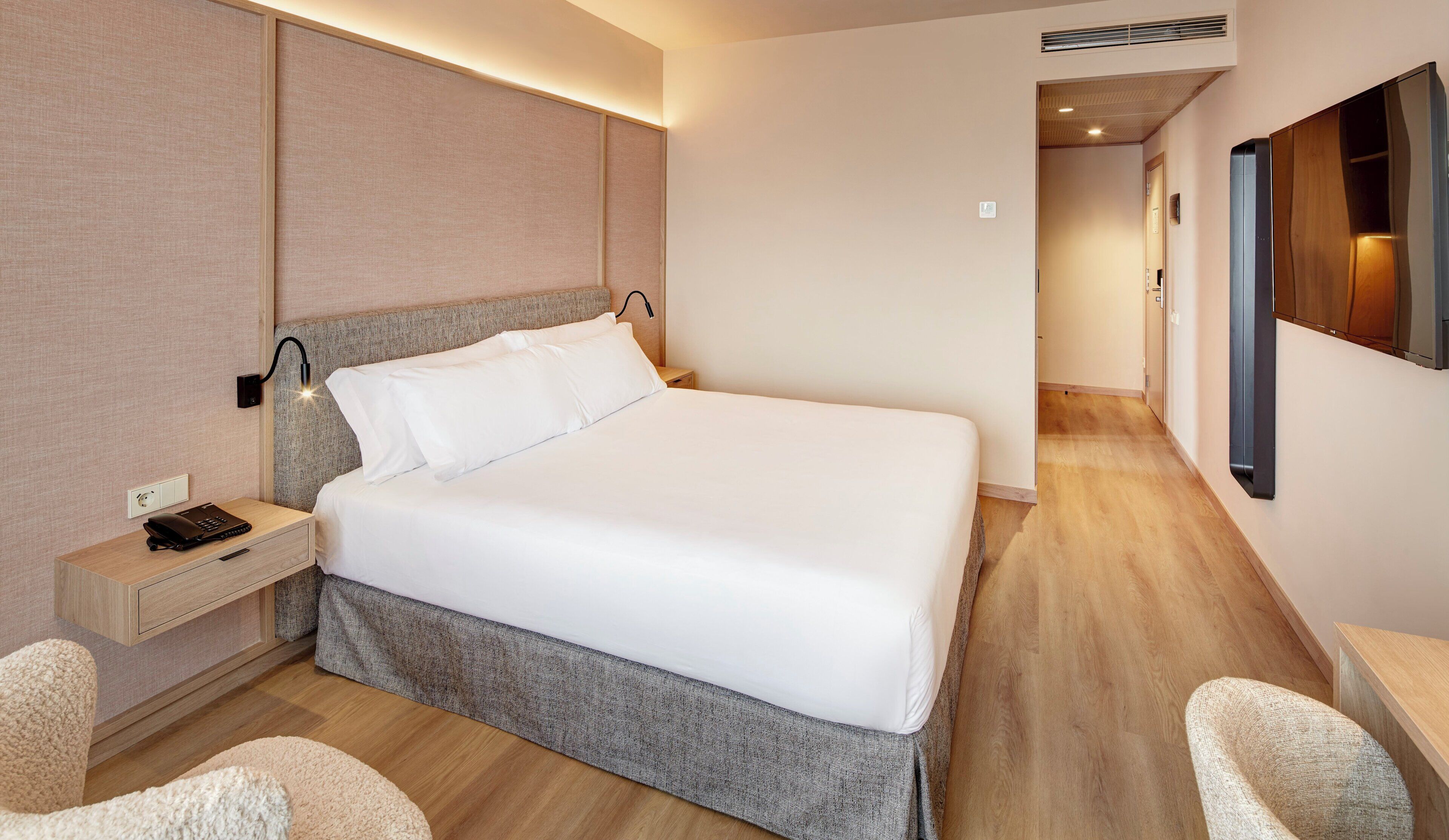 Habitación doble superior | Ropa de cama de alta calidad, minibar, caja fuerte y escritorio