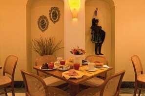 Tägliches Frühstücksbuffet (5 EUR pro Person)