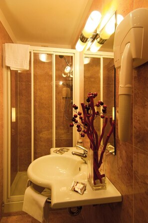 Een douche, een haardroger, handdoeken