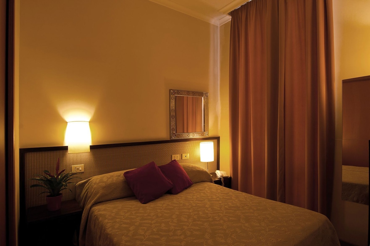 Minibar, in-room safe, desk, WiFi (free)