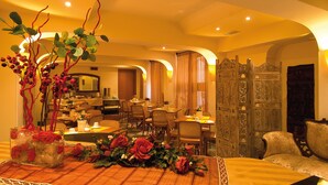 A hotel dining area with tables, chairs, and a decorative centerpiece. - Hotel Novecento (Rome)