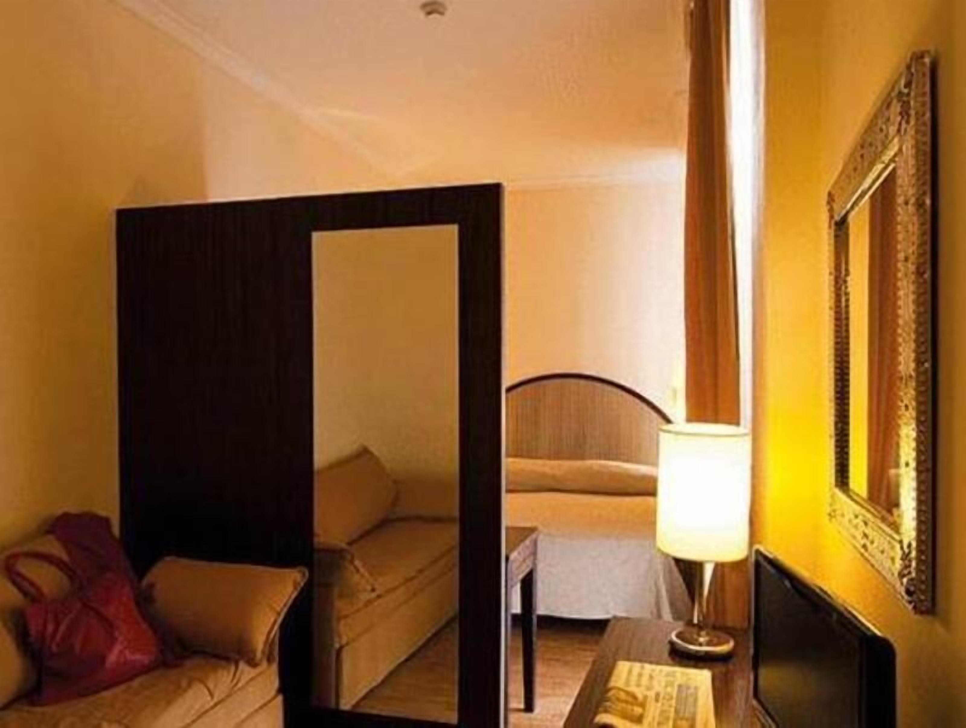 Minibar, safe på rommet, skrivebord og wi-fi (inkludert)