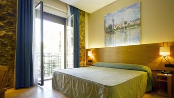 Habitación clásica, 2 camas individuales | Minibar, caja fuerte, escritorio y espacio para trabajar con un portátil