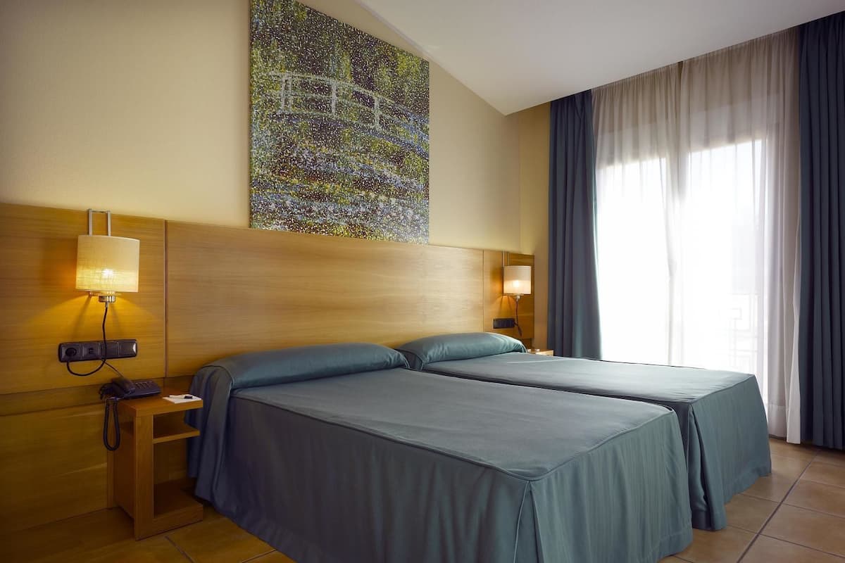 Minibar, caja de seguridad en la habitación y escritorio