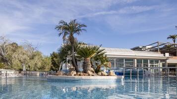 Piscina coberta i piscina a l'aire lliure