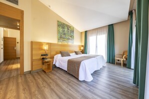 Habitación clásica, 2 camas individuales | Minibar, caja fuerte, escritorio y espacio para trabajar con un portátil