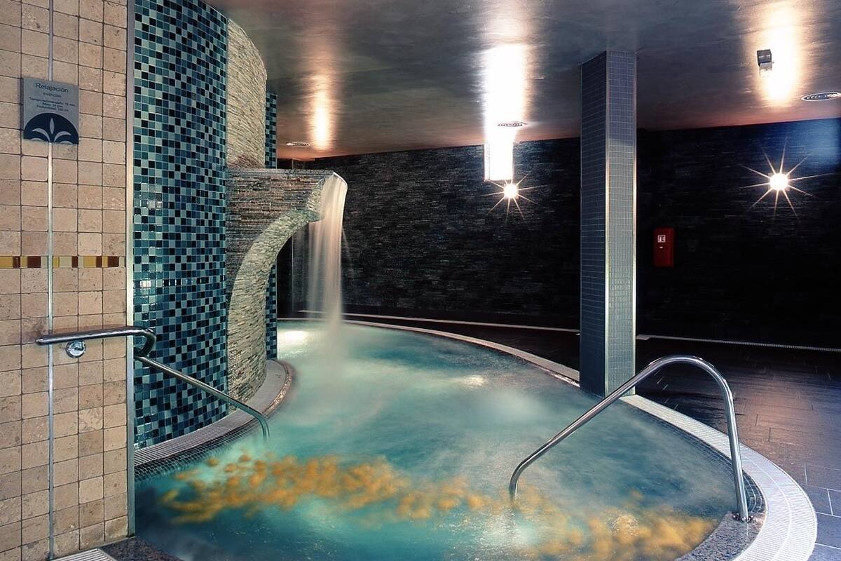indoor spa tub