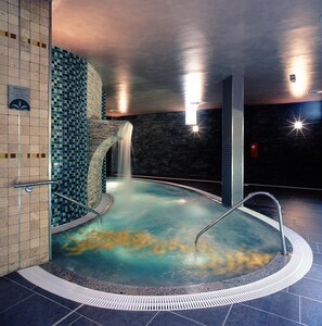 Indoor spa tub