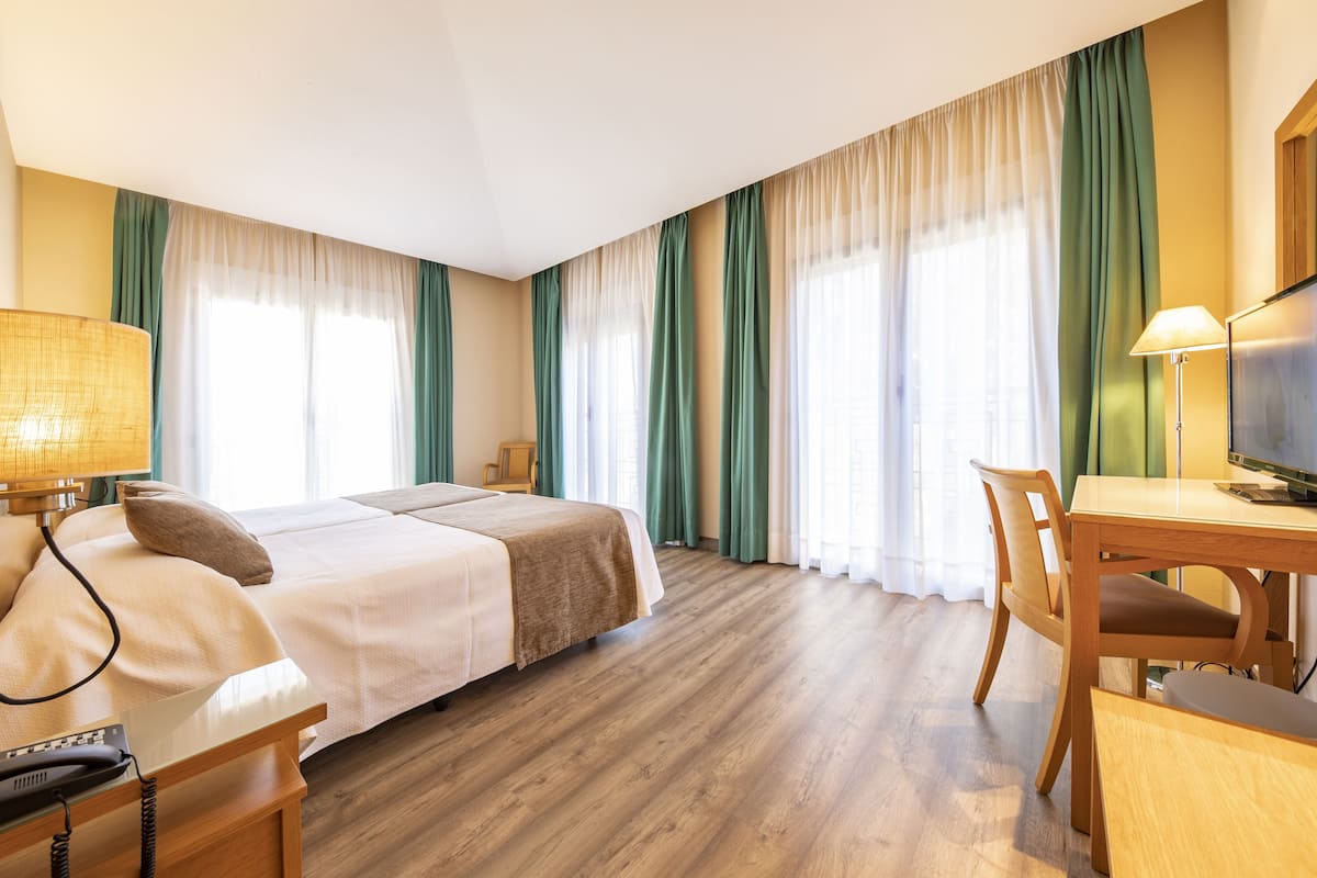 Quarto superior | Frigobar, cofres nos quartos, escrivaninha