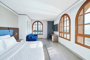 小型套房, 1 张特大床, 海滨 | 高档床上用品、羽绒被、迷你吧、客房内保险箱