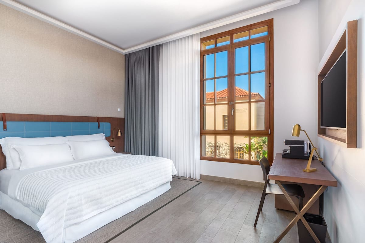 Habitación Deluxe, 1 cama King size, vista al jardín | Ropa de cama de alta calidad, edredón y minibar
