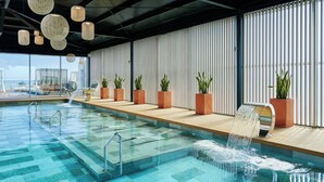 Kolam renang indoor dan kolam renang outdoor musiman