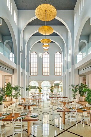 2 restaurants; breakfast, lunch and dinner served  - Le Meridien Ra Beach Hotel & Spa (El Vendrell)