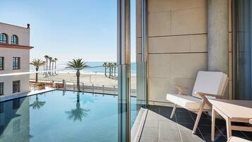 Premium bedding, down comforters, minibar, in-room safe