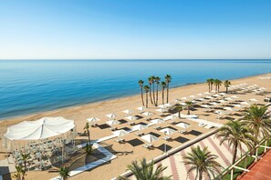 On the beach, white sand, beach umbrellas, beach towels - Le Meridien Ra Beach Hotel & Spa (El Vendrell)