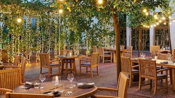 2 restaurants; ze serveren er ontbijt, lunch en diner