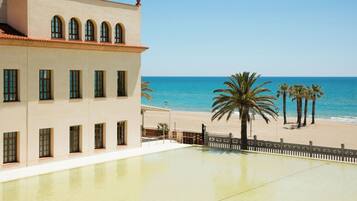 Un edificio con piscina y vista al mar.
