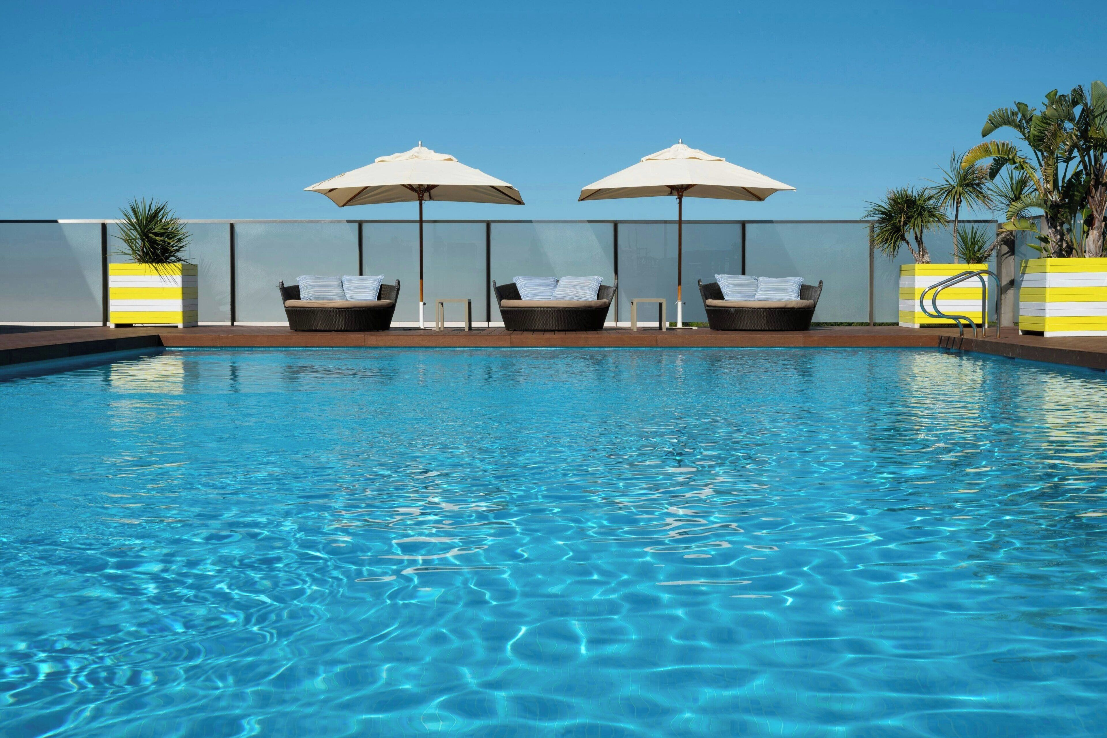 Una piscina cubierta, una piscina al aire libre de temporada
