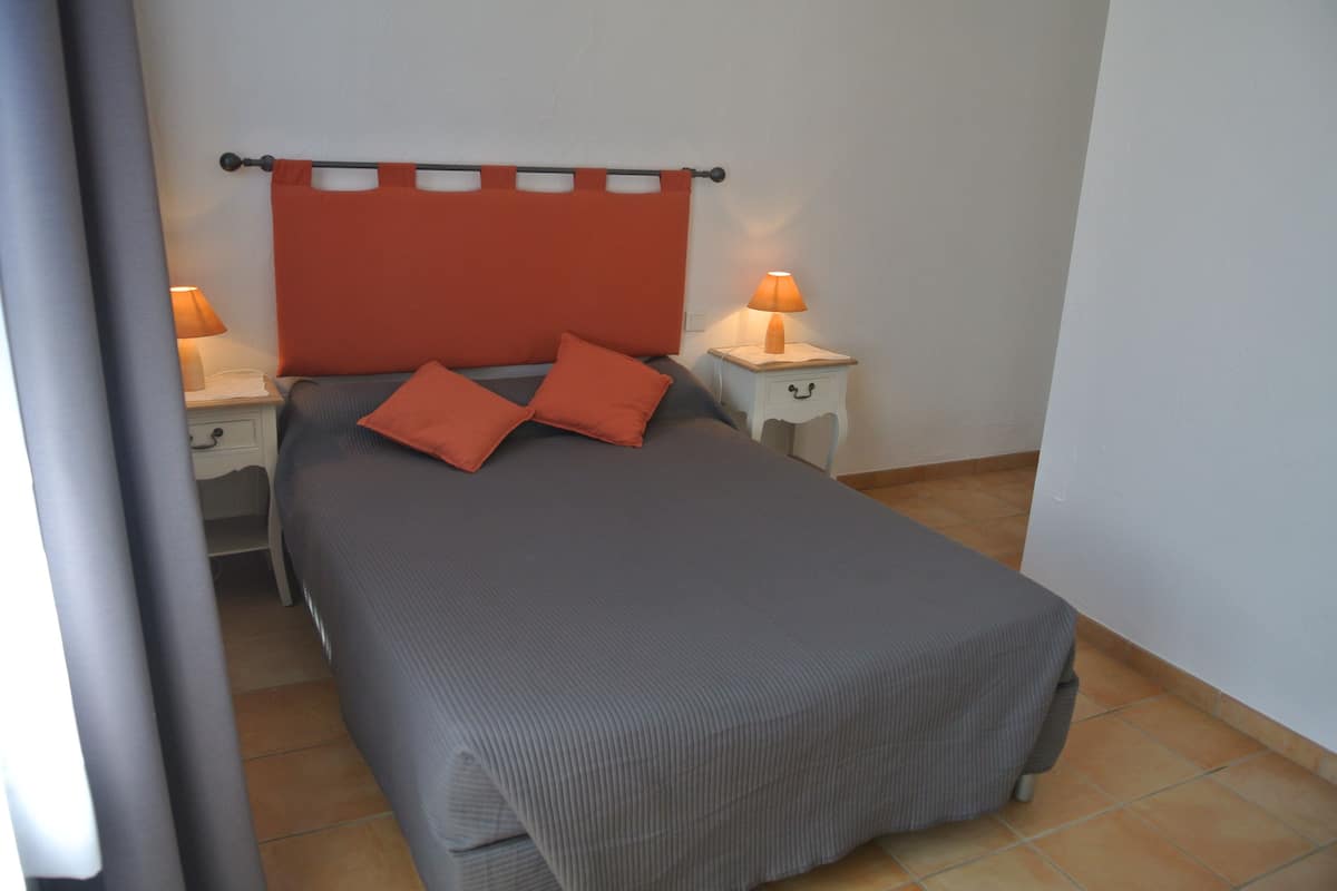 Single Room | Premium bedding, desk, blackout drapes, cribs (free)