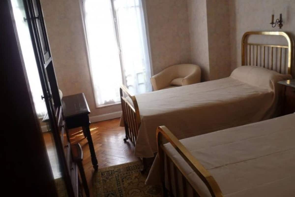 Chambre avec lits jumeaux, salle de bain privée, cÎté jardin | Literie de qualité, décor unique, ameublement unique, bureau