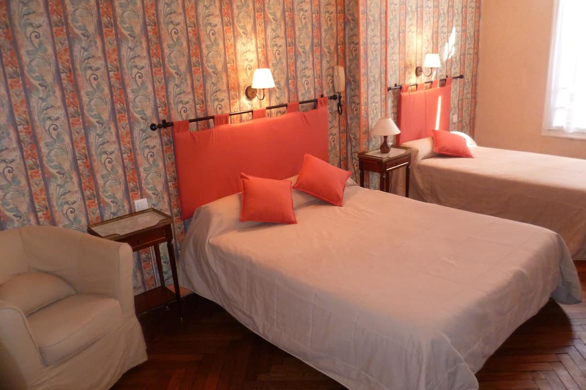 Chambre double | Literie de qualité, décor unique, ameublement unique, bureau