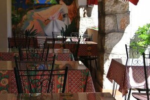 فطور أوروبي يوميًا مقابل رسوم