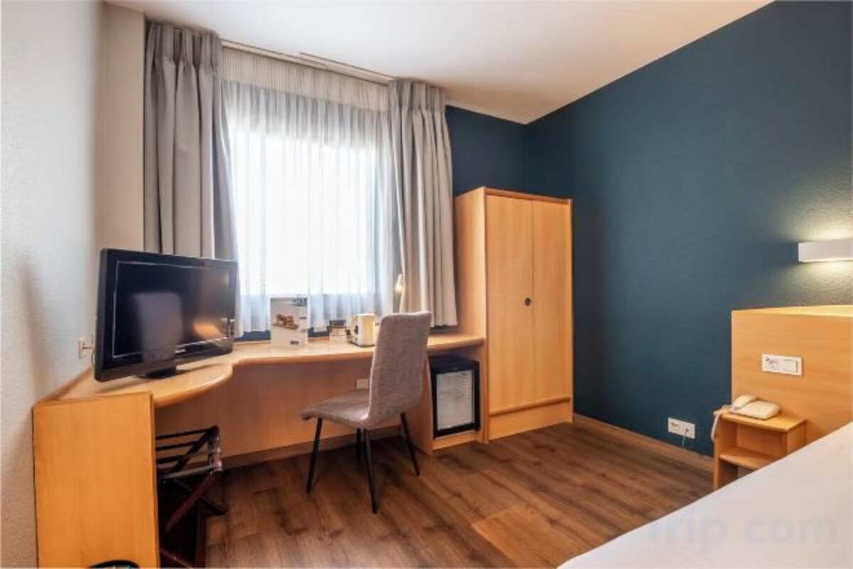 Escritorio, cortinas opacas, wifi gratis y ropa de cama