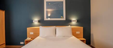 Bureau, rideaux occultants, Wi-Fi gratuit, draps fournis