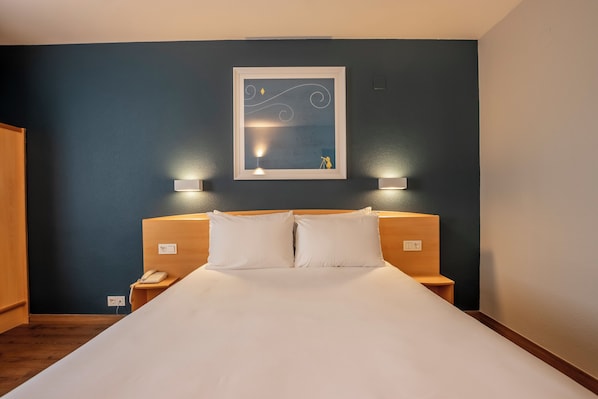 Escriptori, cortines opaques, wifi gratuïta i roba de llit