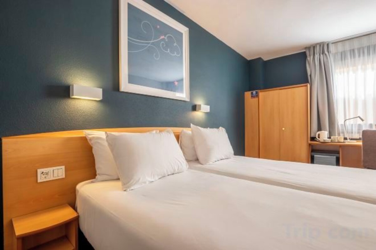 Escritorio, cortinas opacas, wifi gratis y ropa de cama