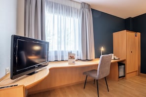 Escriptori, cortines opaques, wifi gratuïta i roba de llit