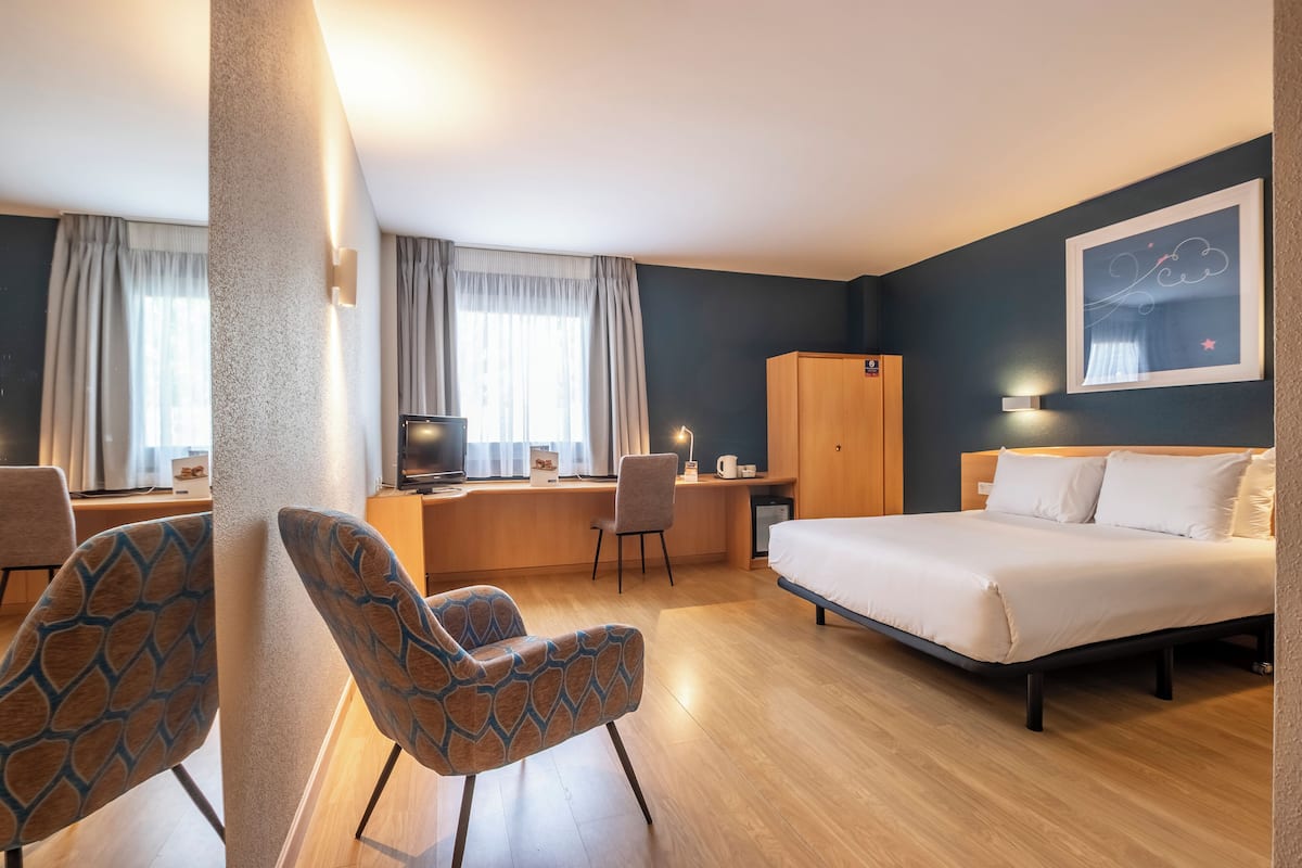 Desk, blackout curtains, free WiFi, bed sheets