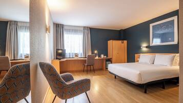 Escriptori, cortines opaques, wifi gratuïta i roba de llit