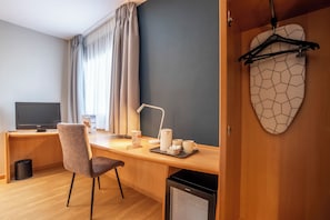 Escrivaninha, cortinas blackout, Wi-Fi de cortesia, roupa de cama