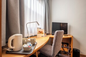 1 bedroom, desk, blackout curtains, free WiFi