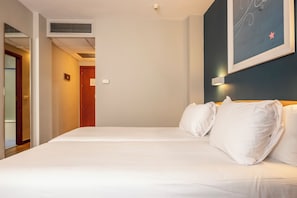Escrivaninha, cortinas blackout, Wi-Fi de cortesia, roupa de cama