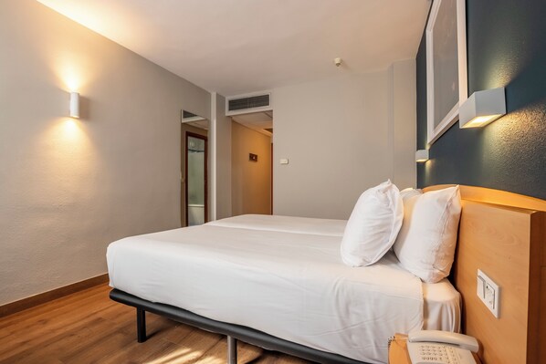 Desk, blackout drapes, free WiFi, bed sheets