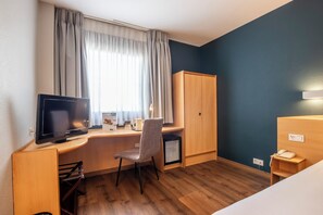 1 bedroom, desk, blackout curtains, free WiFi