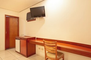 Quarto triplo standard | Frigobar, Wi-Fi de cortesia