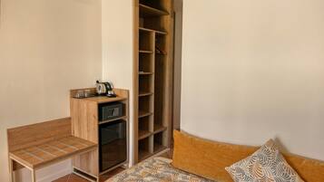 Minibar, pengeskab på værelset, skrivebord