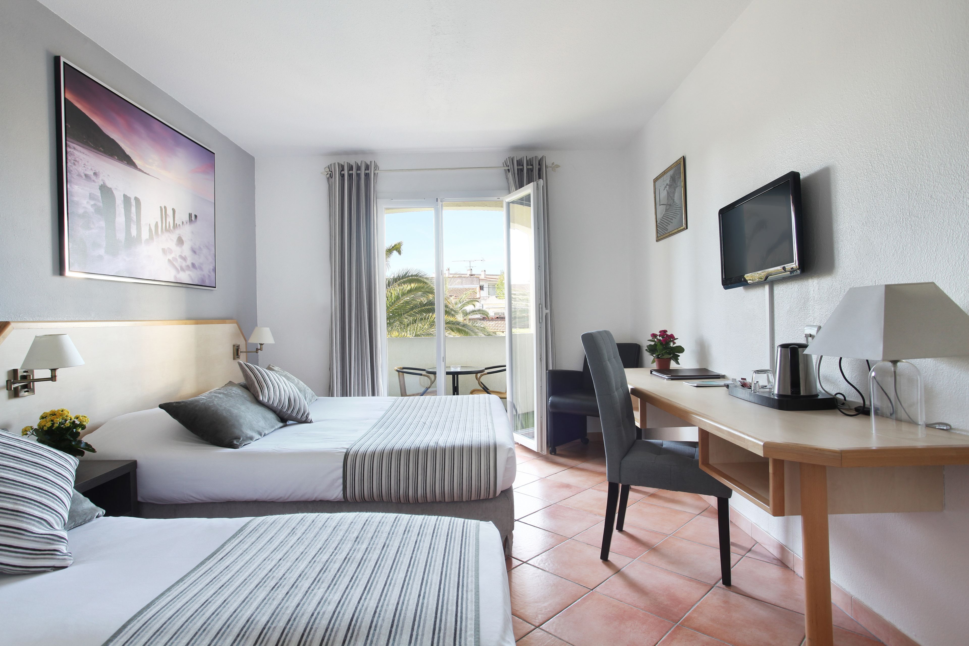 family room, garden view | minibar, in-room safe, desk, laptop workspace