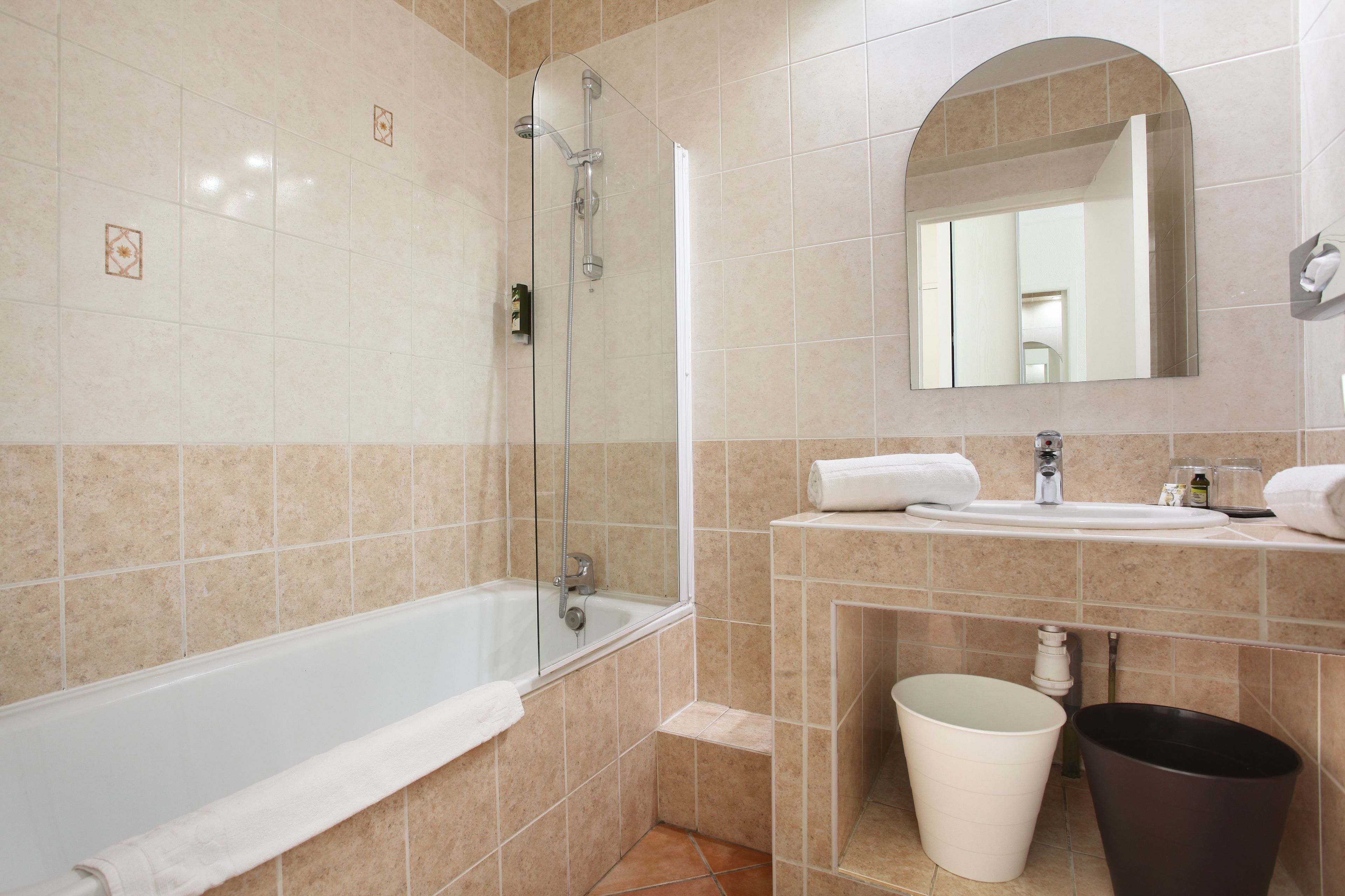 standard room, garden view | bathroom | shower, free toiletries, hair dryer, towels