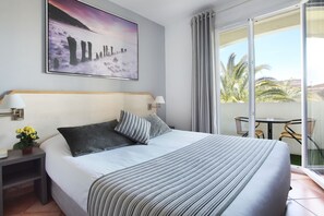 Minibar, caja de seguridad en la habitación y escritorio 