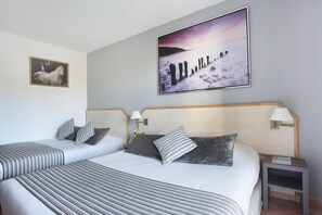 Familienzimmer, Gartenblick | Minibar, Zimmersafe, Schreibtisch, laptopgeeigneter Arbeitsplatz