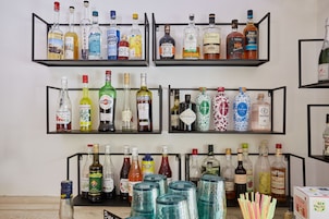 Una pared con estantes que exhiben varias botellas de licor.