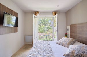 Minibar, caja de seguridad en la habitación y escritorio