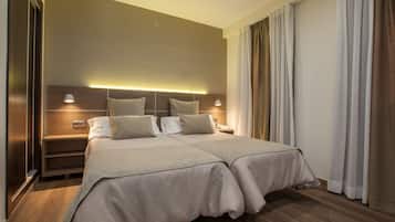 Caja fuerte, escritorio, cortinas opacas y sistema de insonorización