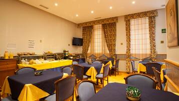 Se ofrece un desayuno bufé (9.5 EUR por persona)