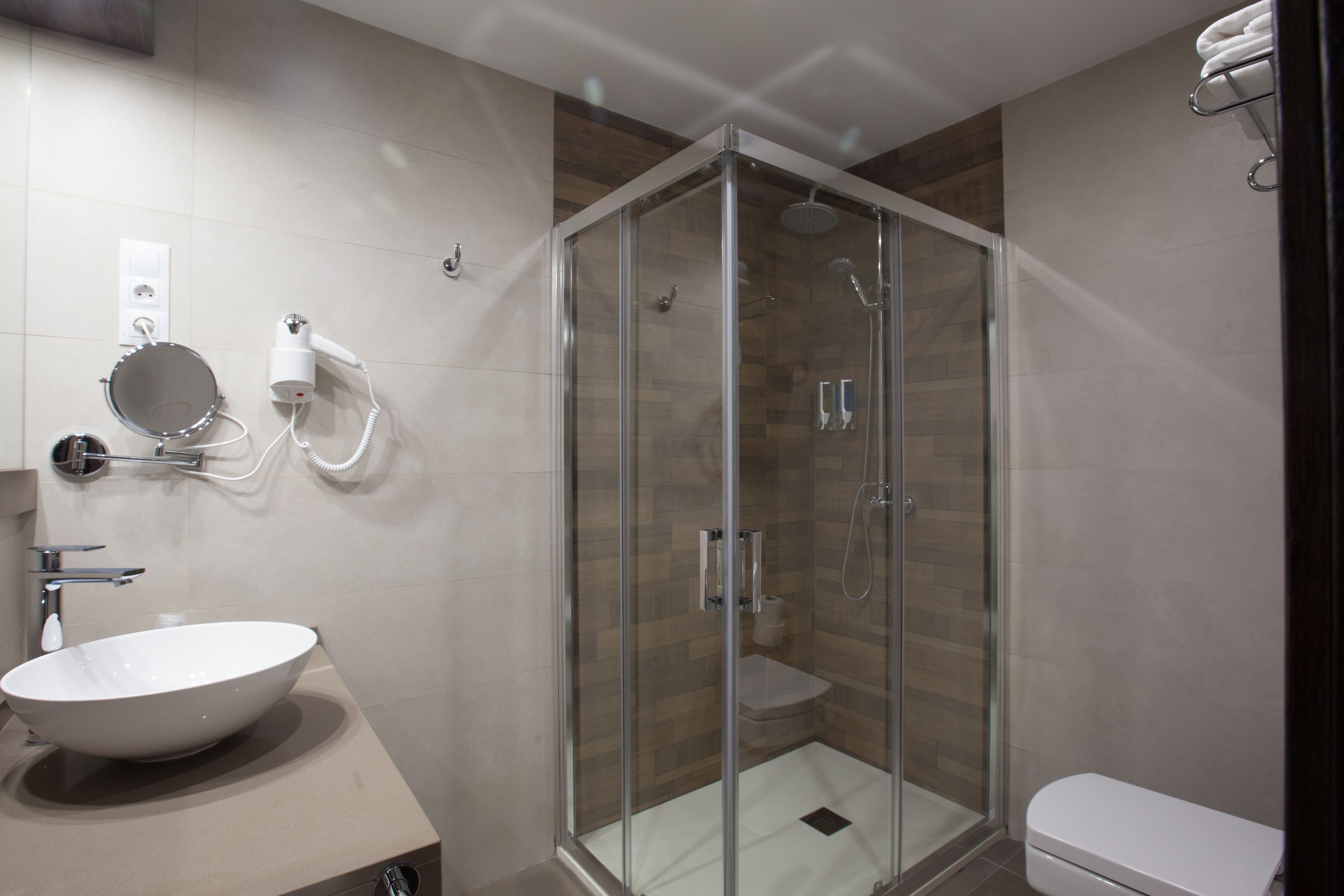 shower, free toiletries, hair dryer, towels